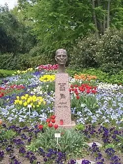 Памятник Леннарту Бернадоту