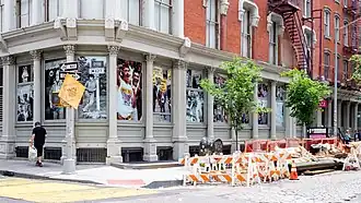 Фрагмент фасада здания. Фотография 2019 года. Автор: Эйджей Суреш