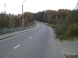 Последняя четверть улицы проходит через Химкинский лесопарк