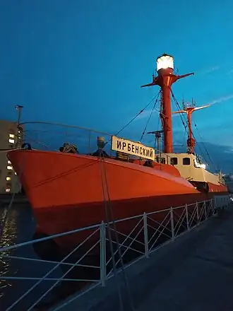 Фото корабля-музея в сумерках с работающим светооптическим аппаратом
Объект культурного наследия России федерального значениярег. № 392211356410006 (ЕГРОКН)объект № 3930008000 (БД Викигида)