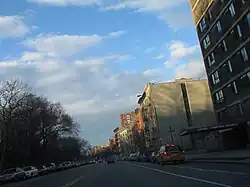 Дома, названные именем Лайонела Хэмптона (далеко вправо). Фото: Джордана Дэвиса