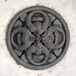 «Замковый камень» с кольцами Медичи и девизом «Semper»