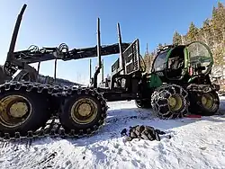 Лесозаготовительный комплекс (харвестер) за работой. Бурятия, Россия