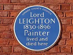 Мемориальная синяя табличка на стене Лейтон-хауса