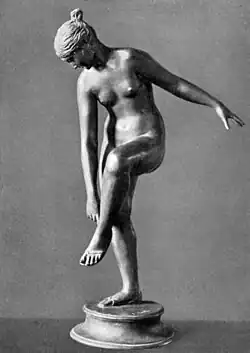 Девушка, надевающая сандалии