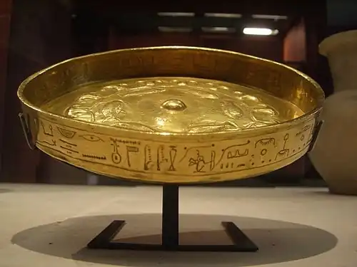 Золотое блюдо, подаренное фараоном, с именем Джехути