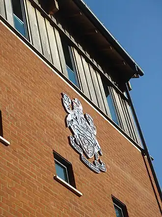 Библиотека колледжа с гербом