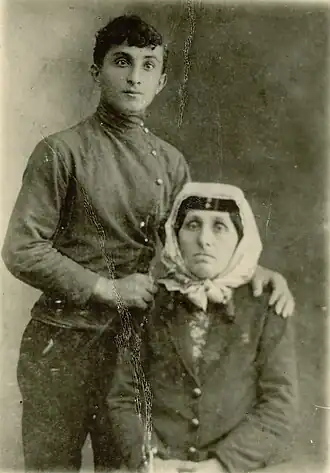 Лука Купрашвили со своей матерью Мариам Кипиани. 1912