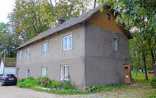 Жилой дом (бывший дом работников мызы Лустифер)