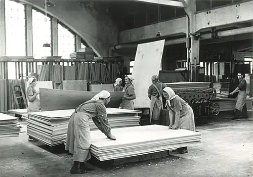 Готовая фанера отправляется на шлифовку и резку, 1920—1940 гг.