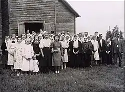 Жители деревни Луг и её окрестностей перед церковью