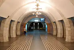 Центральный зал, вид в сторону эскалаторов