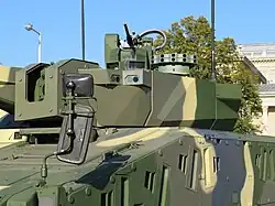 В прорезях по бокам корпуса находятся сенсоры и заряды КАЗ StrikeShield