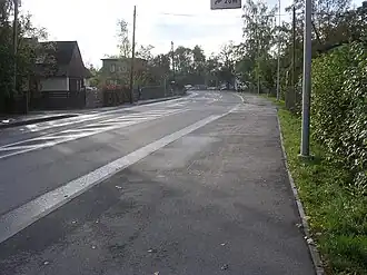 У перекрёстка с улицей Варью