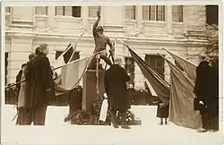 Памятное мероприятие в День независимости у памятника павшим в Освободительной войне. Таллин, Реальная гимназия, 1930-е годы