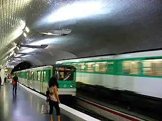 Зал станции: поезд на верхнем правом пути поворачивает к Эглиз д’Отёй, на левом пути прибывает поезд к Гар д'Остерлиц