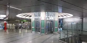 Станция метро Дюльферштрассе, шахта лифта со световым куполом