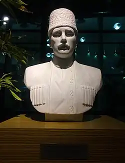 Бюст Амирова в фойе Международного центра мугама в Баку