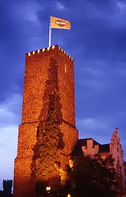 Вид главной башни в сумерках