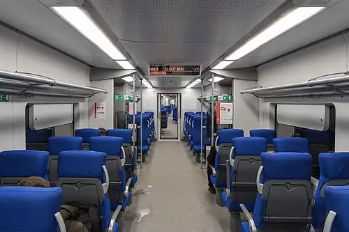 Салон стандартного промежуточного вагона ЭС2Г с токоприёмником в городском исполнении (2+2)