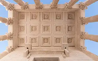 Плафон портика