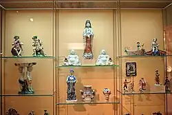 Фарфоровая пластика мануфактуры. Витрина в Музее художественных ремёсел в Гамбурге