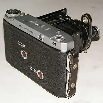 На задней стенке - два окна для визуальной перемотки плёнки.