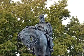 Конная статуя генерала