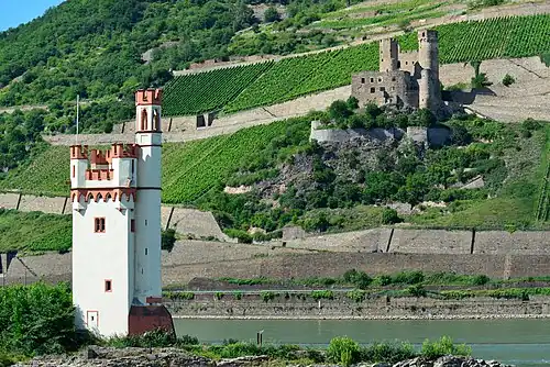 Вид замка Эренфельс со стороны Мышиной башни