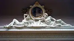 Композиция «Магнетизм» (фрагмент внутреннего декора Гётеборгского художественного музея). Скульптуры  — Пер Хассельберг; картина в медальоне — Август Хагборг