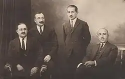 Мустафа-бек (сидит справа) с азербайджанскими политическими эмигрантами в Стамбуле, 1920-е годы