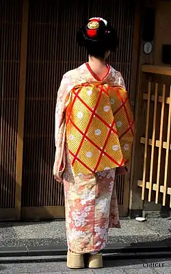 На второй день, после мисэдаси, майко надевает пояс половинной длины, но не наносит макияж.