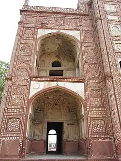 Здание богато украшено флорентийской мозаикой