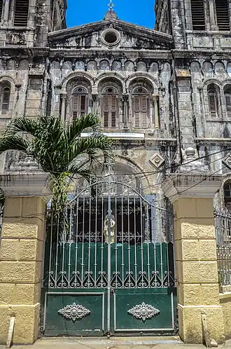 Главный вход в собор в 2021 году. За воротами видна молодая пальма