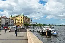 Набережная возле Тучкова моста. Вид от моста в сторону Малого проспекта Васильевского острова (проспект начинается у желтого здания с башнями)