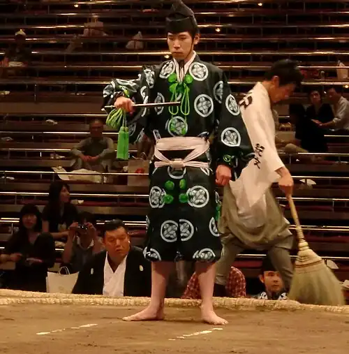 Гёдзи в начале подготовки борцов к бою в своей «стартовой» позиции