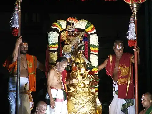 Фестивальное мурти Вишну в образе Мохини, одетой как Сарасвати и верхом на лебеде