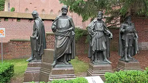 Памятники во дворе замка – слева направо: Герман фон Зальца, Зигфрид фон Фойхтванген, Винрих фон Книпроде и Альбрехт фон Бранденбург