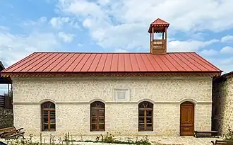 Главный фасад мечети после реставрационных работ, проведенных в 2024 году.