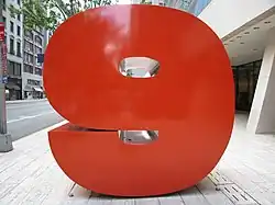 Инсталляция цифры 9 перед фасадом