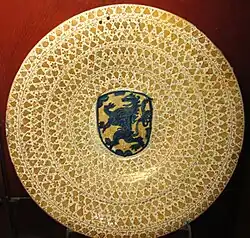 Тарель. 1450-1499. Фаянс, роспись, люстр.