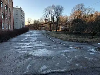 Старая (начальная) часть улицы возле бывших фабричных зданий и Яблоневого сада, март 2019 года