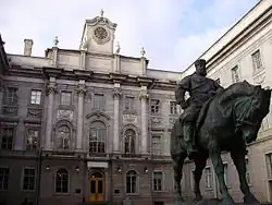 Мраморный дворец, в фильме «сыгравший роль» экстерьера полицейского участка