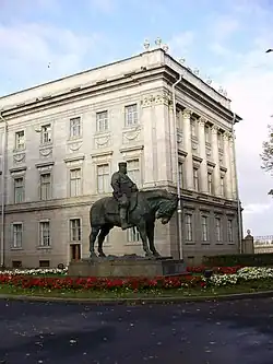 Памятник Александру III во внутреннем дворе Мраморного дворца