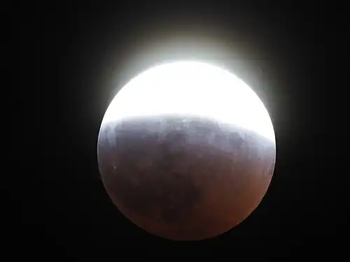 Пересвічене фото частково затемненого Місяця