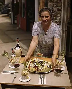 Мария Паппас подаёт греческий ланч