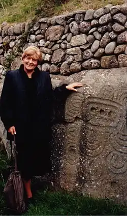 Мария Гимбутас с Кербом 52, Ньюгрейндж, Мит, Ирландия, сентябрь 1989