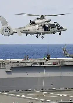 Мексиканский морской пехотинец спускается на полетную палубу немецкого корабля поддержки «Франкфурт-на-Майне» во время имитации многонациональной по отработке методики перехвата судов, 2009 г.