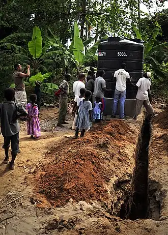 Жители острова устанавливают цистерну.