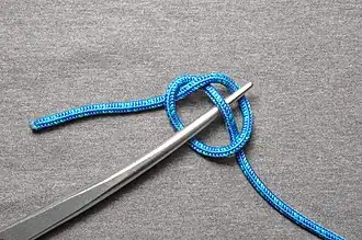 2. Вставить свайку между коренным концом троса и колышкой.